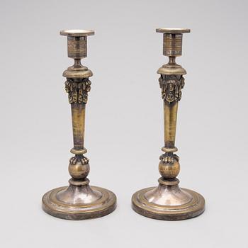 LJUSSTAKAR, ett par, försilvrad brons, empire, 1800-talets början.