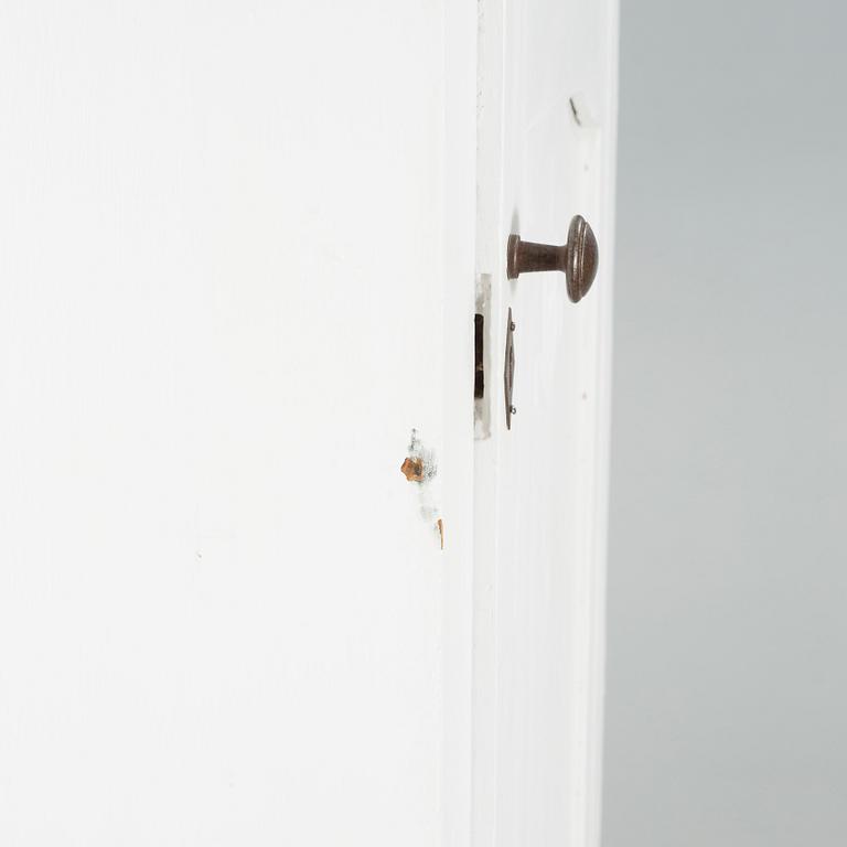 A cabinet from around year 1900.