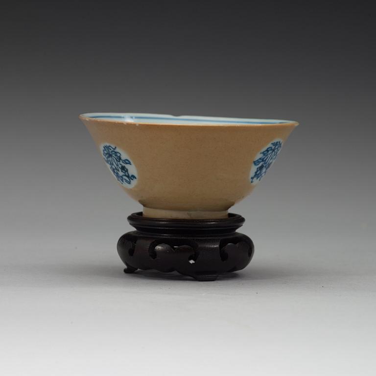 SKÅL, porslin. Qingdynastin, Yongzheng (1723-36).