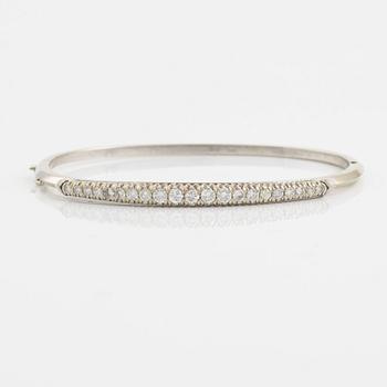 18K white gold bangle with round brilliant-cut diamonds.