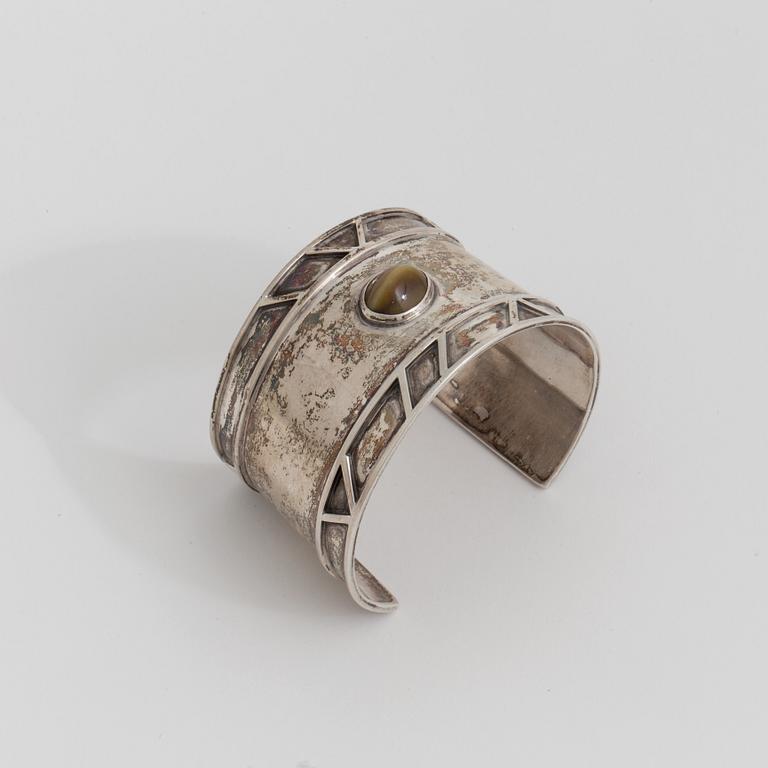 ARMRING, med cabochonslipat tigeröga, Sven Erik Högberg, Göteborg, 1957.