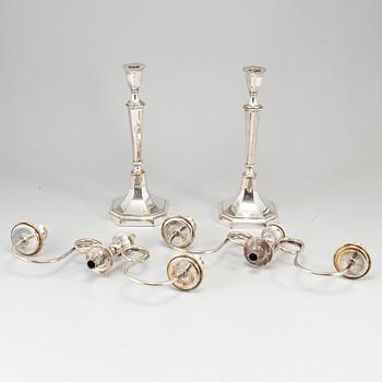 Kandelabrar för tre ljus, ett par, försilvrad mässing, 1800-talets början.