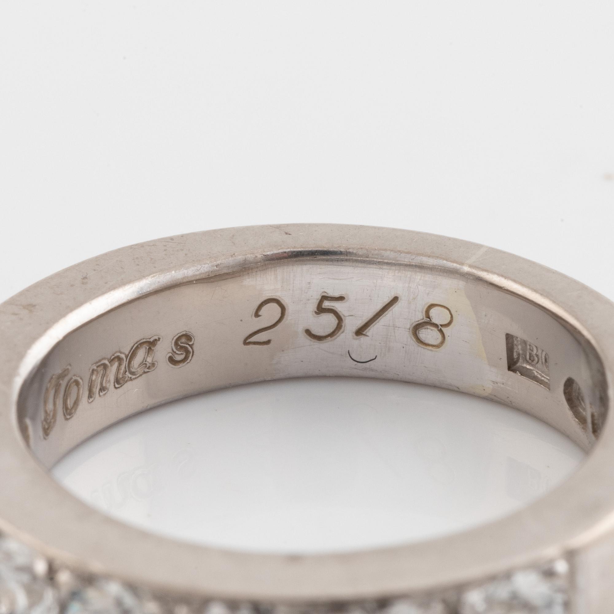 An 18K white gold ring set with round brilliant-cut diamonds.