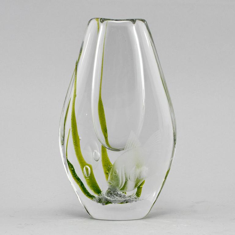 VAS, glas, Vicke Lindstrand, Kosta, signerad och numrerad 2G350, 1900-tal.