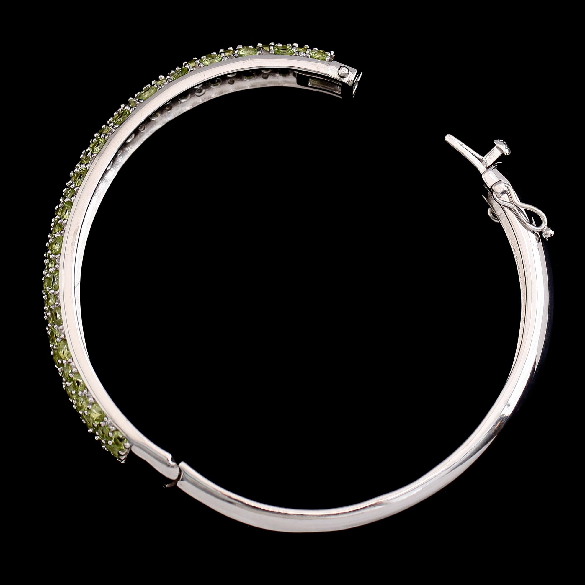 ARMBAND, vitguldspläterat sterlingsilver, gröna peridoter samt vita safirer.