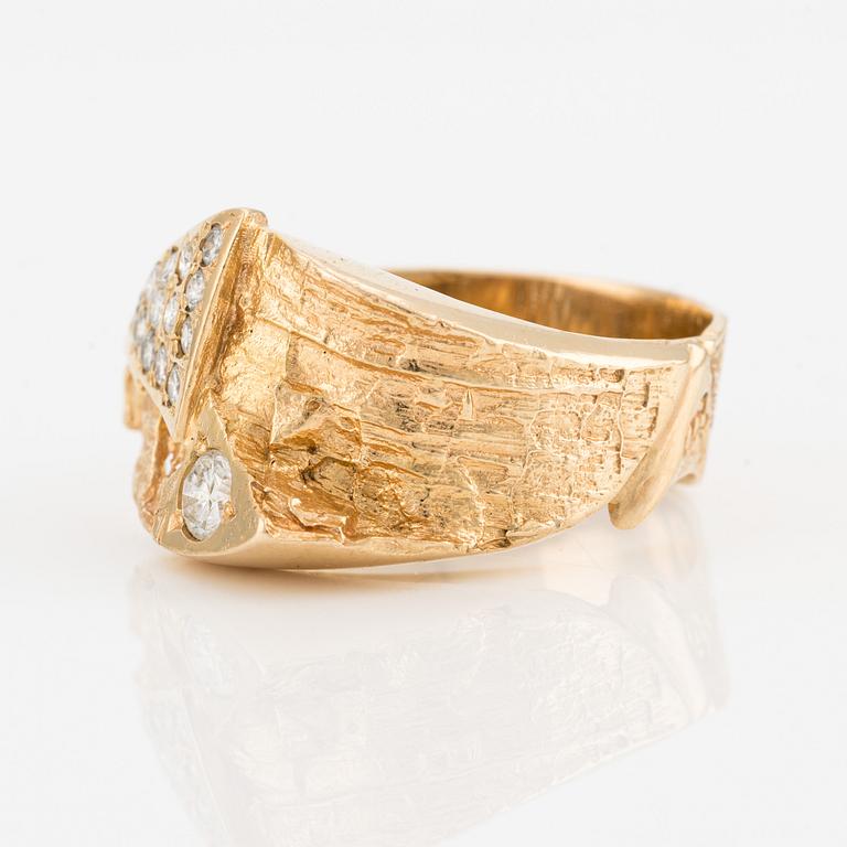 Ring, 18K guld med briljantslipade diamanter.