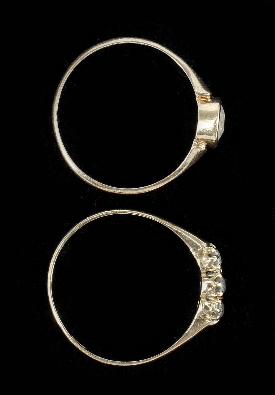 RINGAR, 2 st, 18k guld, bla. med ädelberyll. Total vikt ca 3 g.