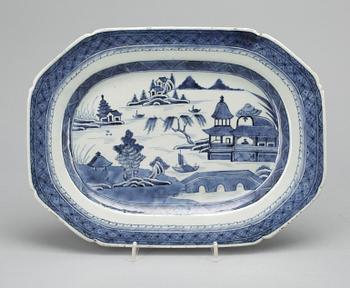 STEKFAT, 3 st, porslin, Qingdynastin, Jiaqing (1796-1820).