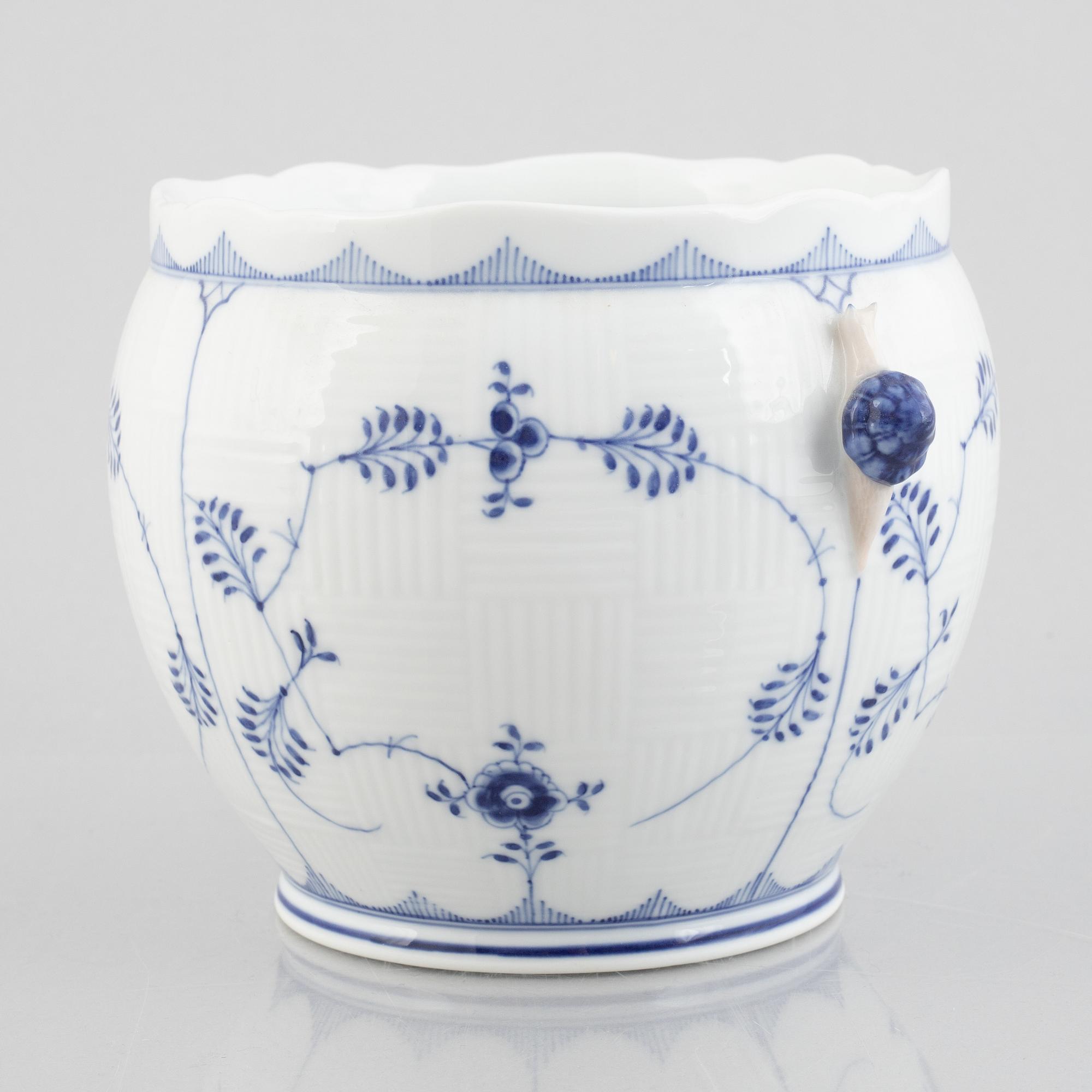 A 'Blue Fluted Plain' / 'Musselmalet riflet' porcelain flower pot, Royal Copenhagen, model 125, 1898-1923.