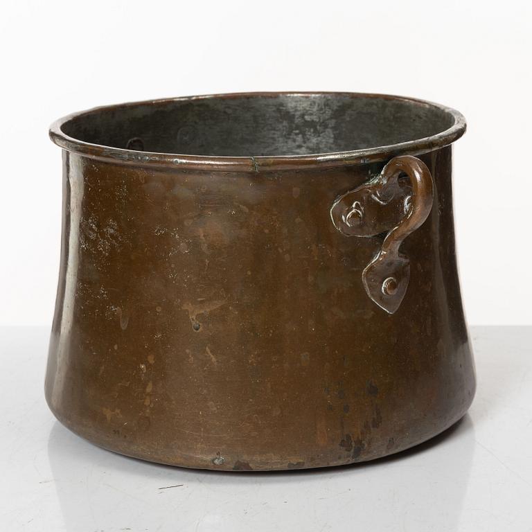 A set of three Swedish copper cauldrons, 18th / early 19th century.