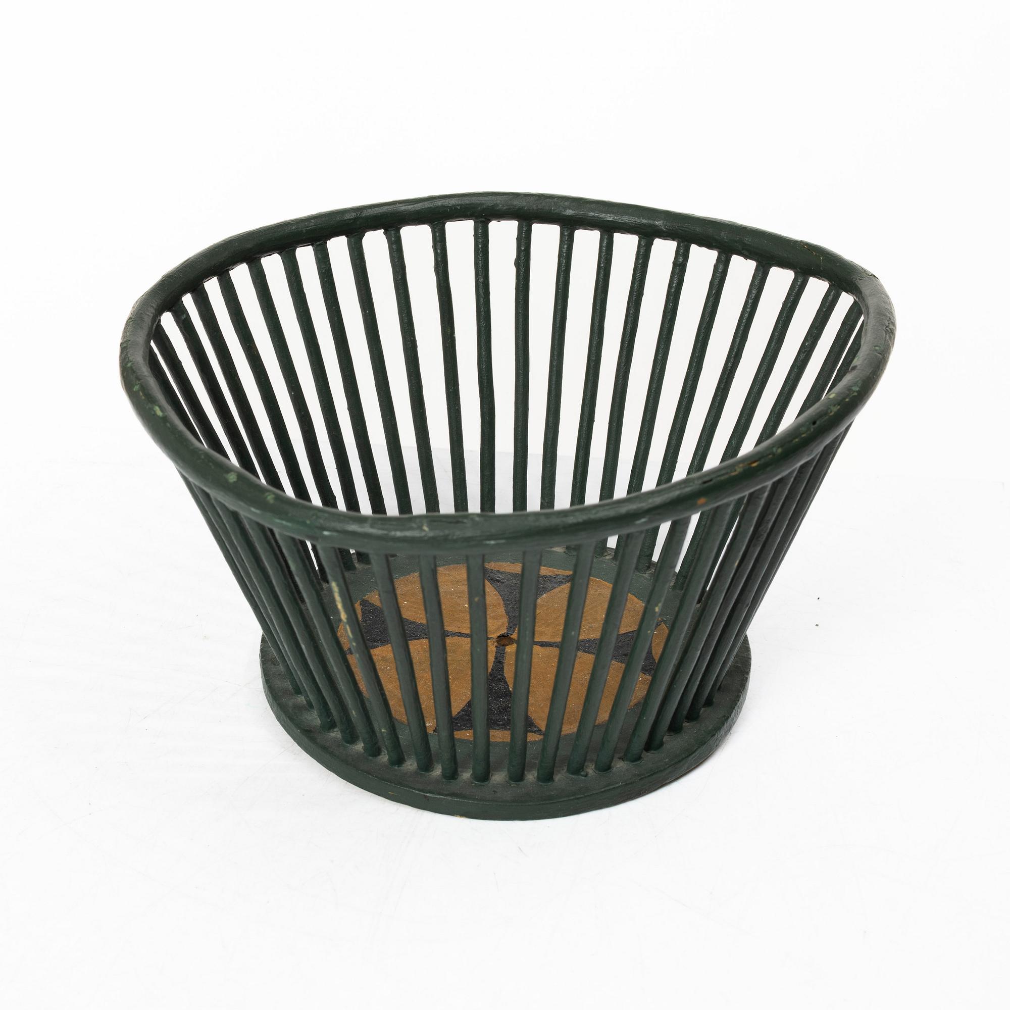 Pine basket, 19th century.