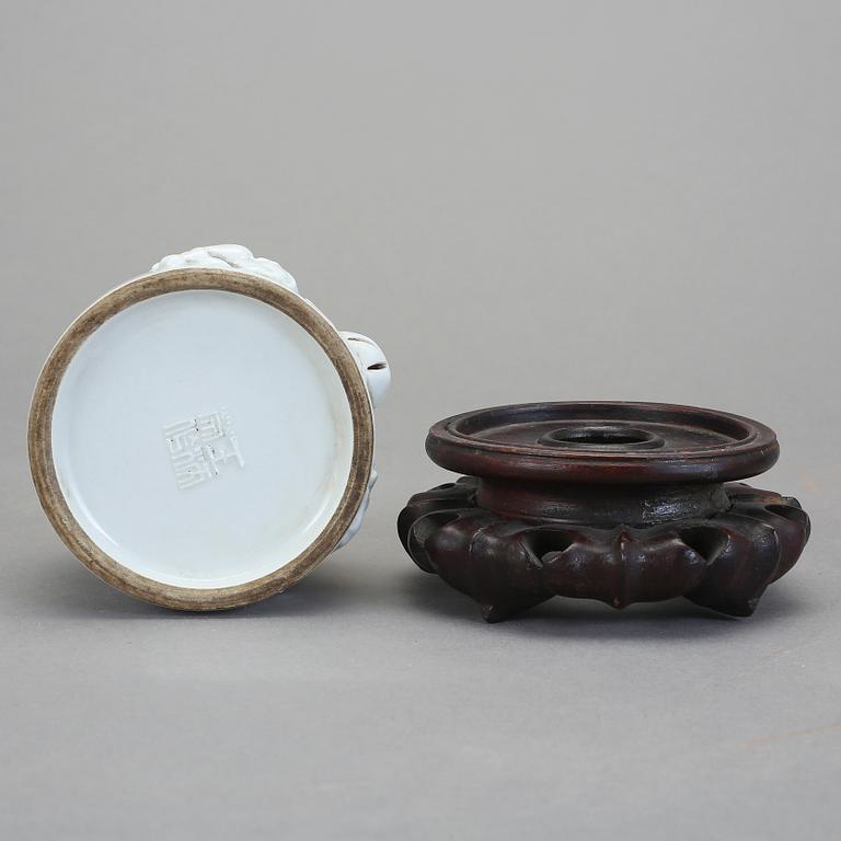 PENSELBAD, blanc de chine. Kina, 1900-tal med sigillmärke.