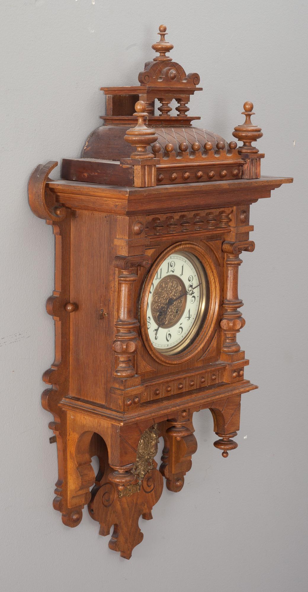 VÄGGPENDYL, nyrenässans. Omkring sekelskiftet 1900.