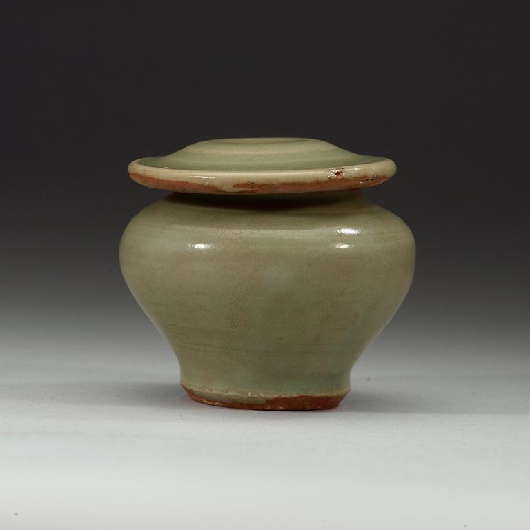 MINIATYRKRUKA med LOCK, celadon. Mingdynastin (1368-1644).