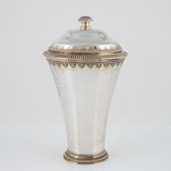 Peter Stenfelt, bägare, silver, Gävle, 1764. Med lock Otto Lindeberg, Stockholm, 1916.
