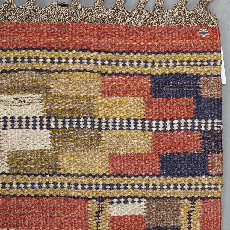 Märta Måås-Fjetterström, a carpet, "Röda åttan", flat weave, ca 255-257 x 149-150,5 cm, signed AB MMF.