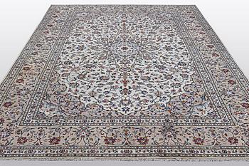 A carpet, Kashan, ca 344 x 245 cm.