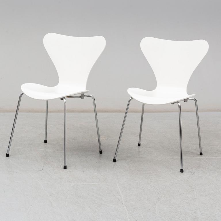 ARNE JACOBSEN, stolar, ett par, "Sjuan", Fritz Hansen, 2001.