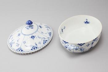 A porcelain "Musselmalet" terrine by Royal Copenhagen from the second half of the 20th century.