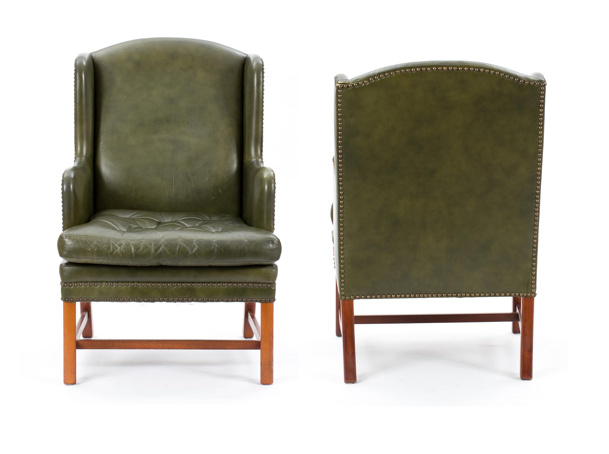 FÅTÖLJER, ett par, Chesterfield-modell, 1900-talets andra hälft.