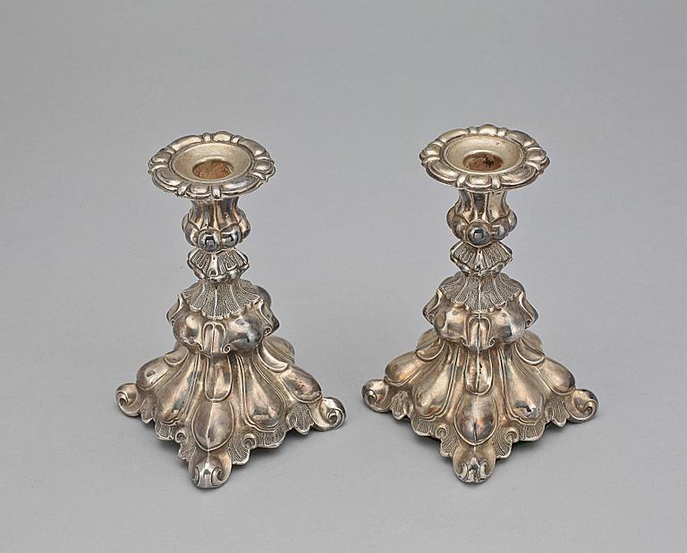 LJUSSTAKAR, ett par, silver, nyrokoko, 1800-talets slut. Importstämplar.