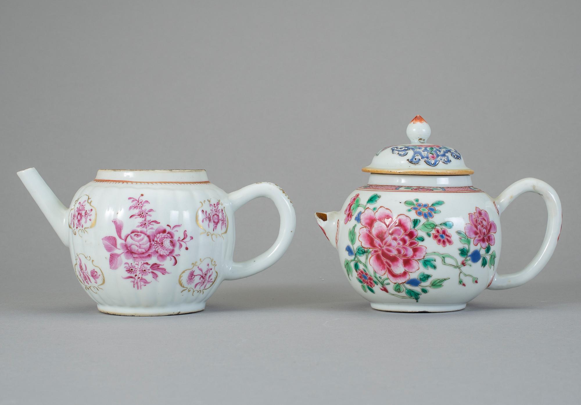 TEKANNOR, 2 st, porslin, Qingdynastin, Qianlong (1736-95).