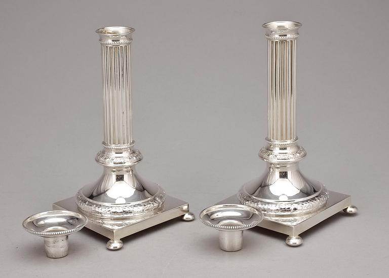 LJUSSTAKAR, ett par, nysilver, gustaviansk stil, CG Hallberg Stockholm, 1900-tal.