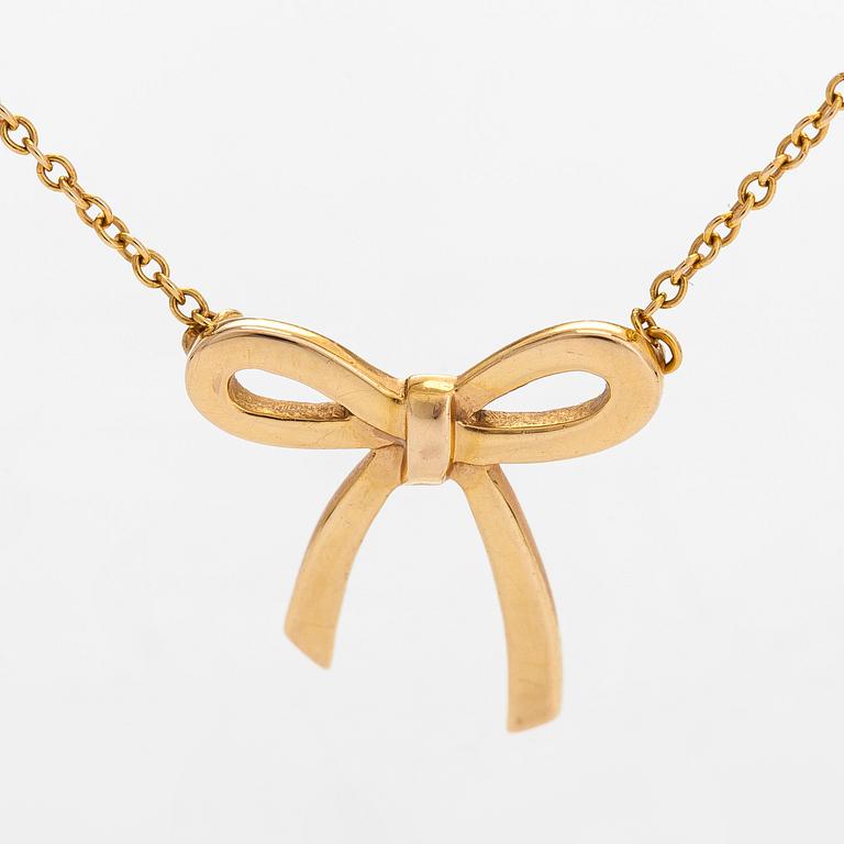 Tiffany & Co, an 18K necklace with a bow pendant.