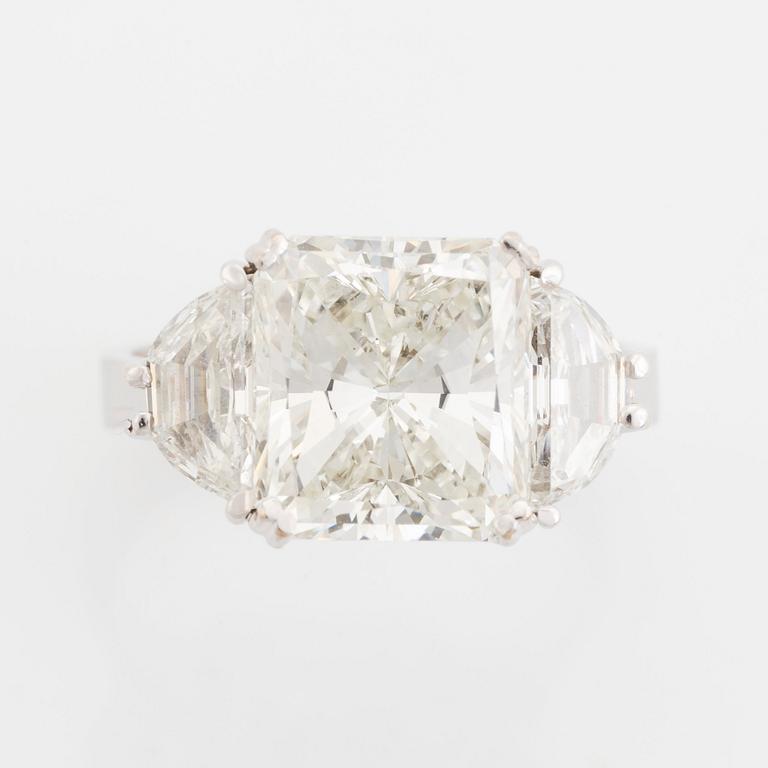 An 18K white gold ring set with a radiant-cut diamond weight 5.02 cts quality H vs2.