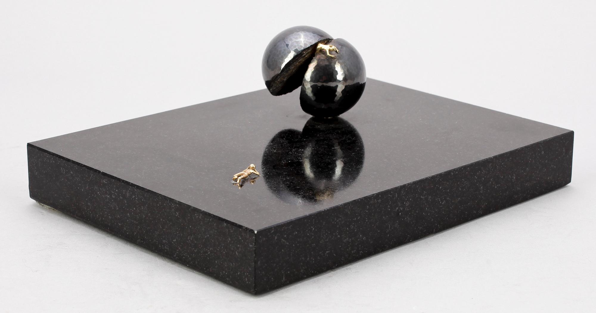 BJÖRN FLYGARE. Skulptur, monterad på granitplatta.