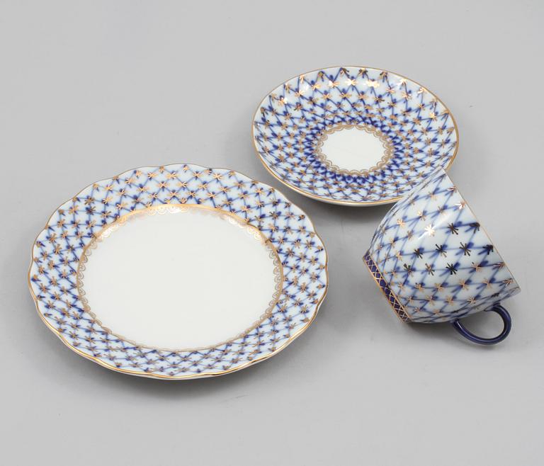 KAFFEKOPPAR med FAT, 12 st, samt ASSIETTER, 12 st, porslin, Lomonosov, Ryssland, 1900-talets andra hälft.