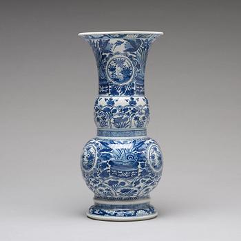 A blue and white baluster shaped vase, Qing dynasty, Kangxi (1662-1722).