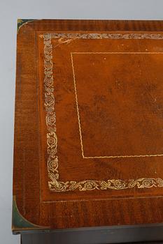 SKRIVBORD, engelsk stil. 1900-talets andra hälft.