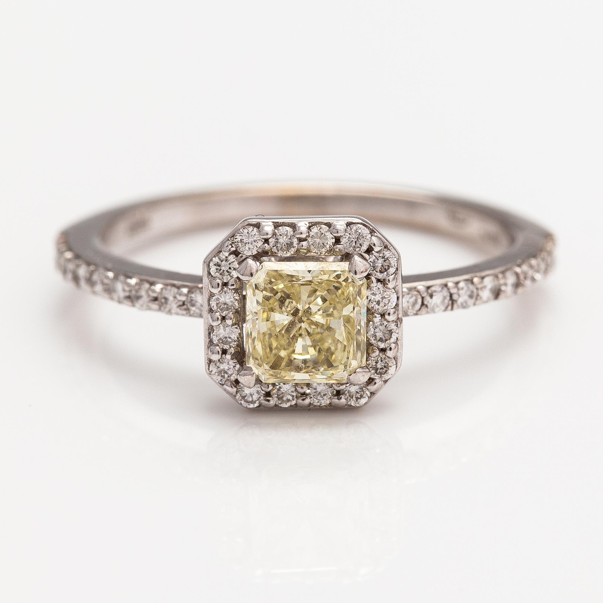 An 18K white god ring with diamonds ca. 0.87 ct in total. ITD, Espoo.