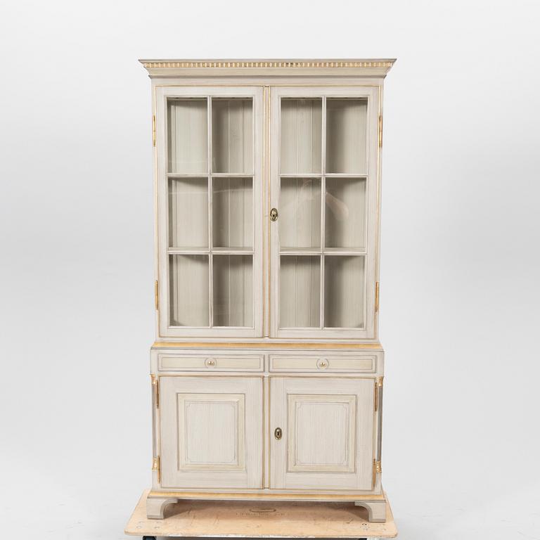 Vitrinskåp "Egeskov" KA Roos 1900-talets andra hälft.