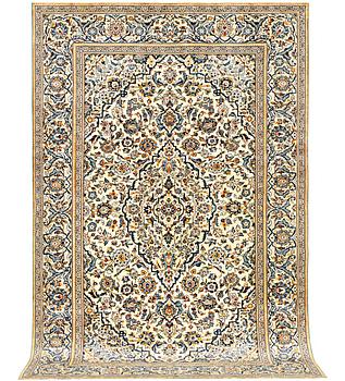 A Kashan carpet, a. 316 x 196 cm.