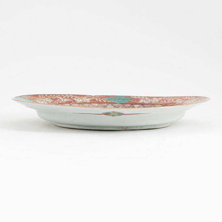 A porcelain dish, Japan, 19th century.