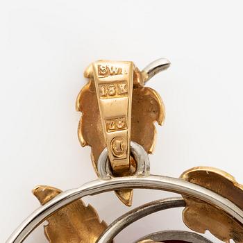 A pendant in 18K gold with cabochon-cut tourmalines.