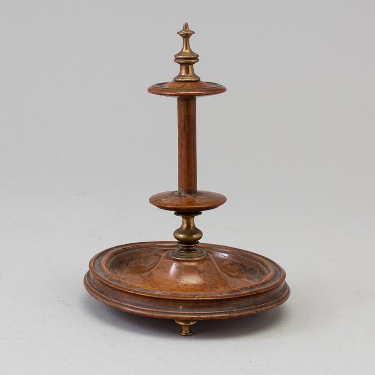 TRÅDRULLEHÅLLARE, trä och mässing, daterad 1843.