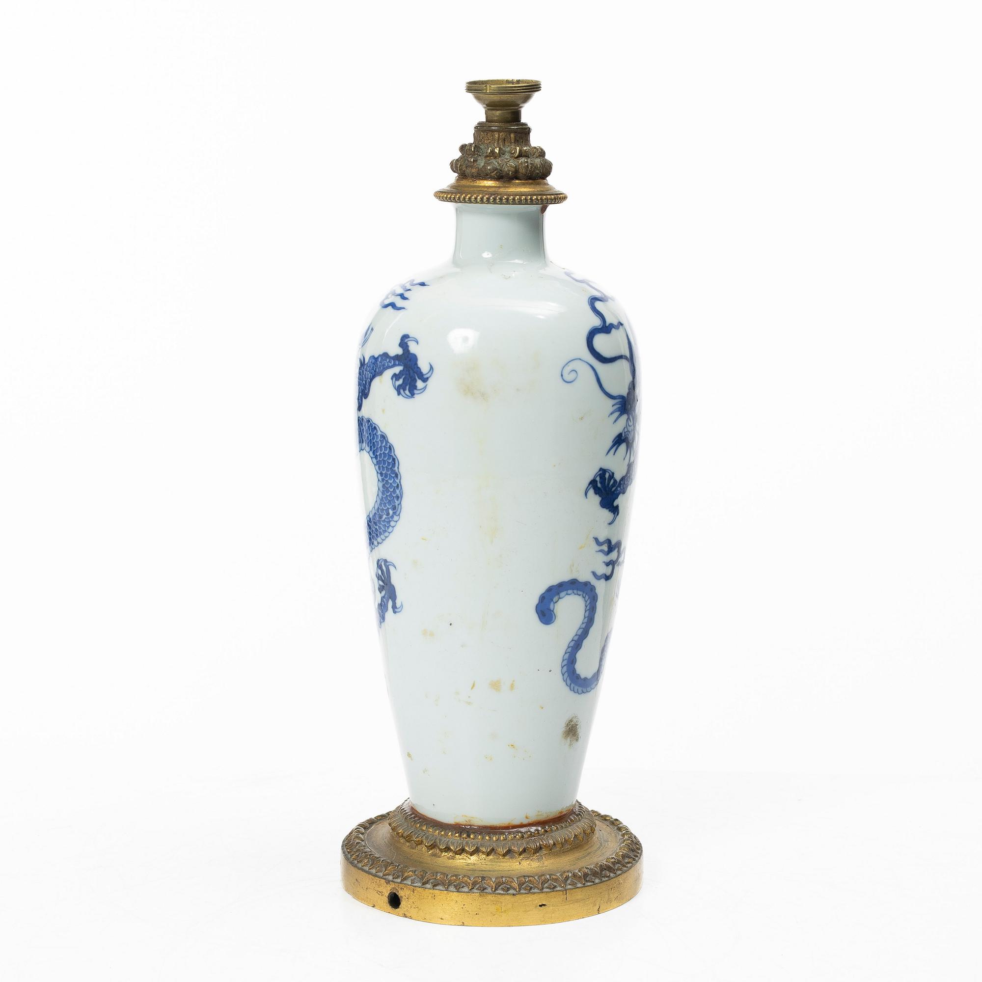 A Chinese blue and white porcelain 'dragon' vase, Qing dynasty.