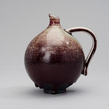 KYLLIKKI SALMENHAARA, A CERMAIC JUG. Signed KS, Arabia.