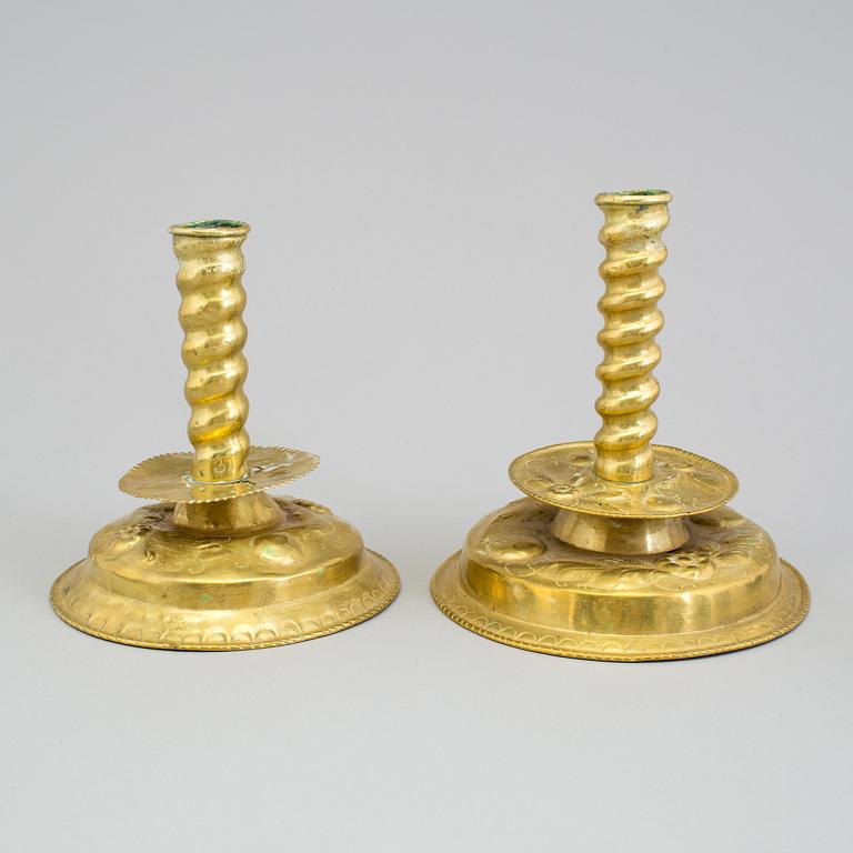 LJUSSTAKAR, 2 snarlika, mässing, barock, 1700-tal.