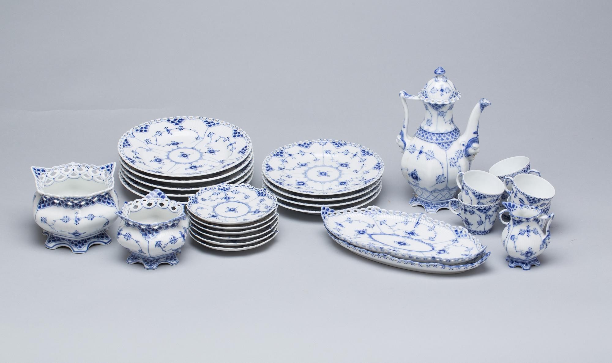 SERVIS, ca 65 delar. Musselmalet. Royal Copenhagen, Danmark.