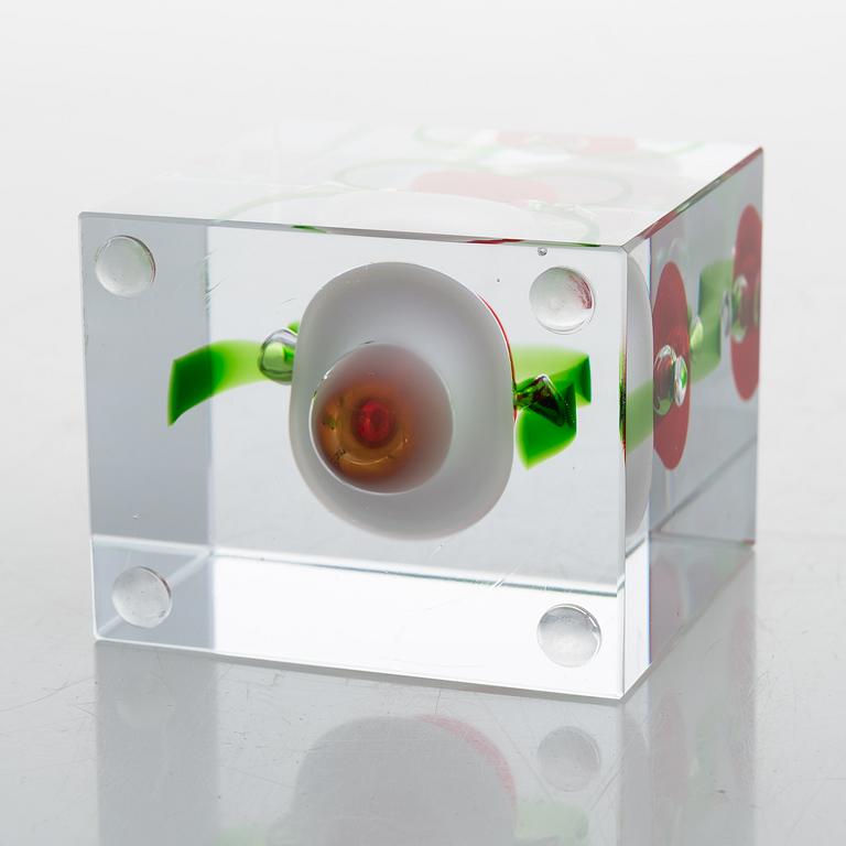 OIVA TOIKKA, AN ANNUAL CUBE, glass, signed Oiva Toikka Nuutajärvi 1997, numbered 254/2000.