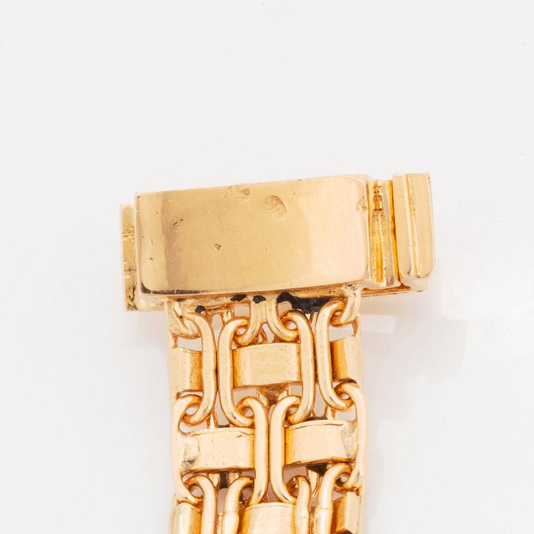 An 18K gold bracelet.