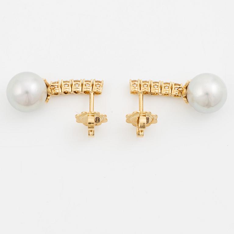 Earrings in 18K gold with cultured Akoya pearls and round brilliant-cut diamonds.