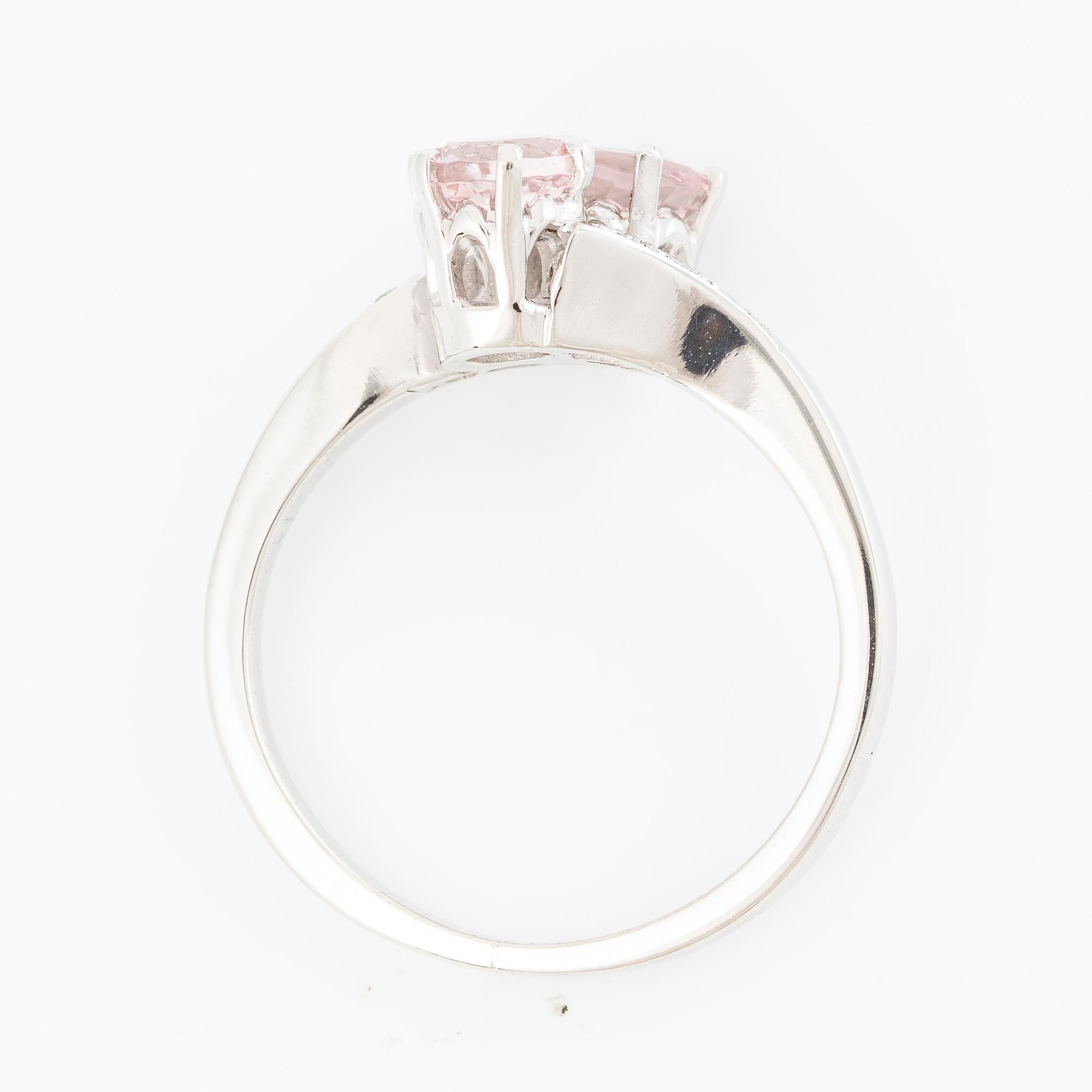 Ring 18K vitguld med två morganiter och briljantslipade diamanter.