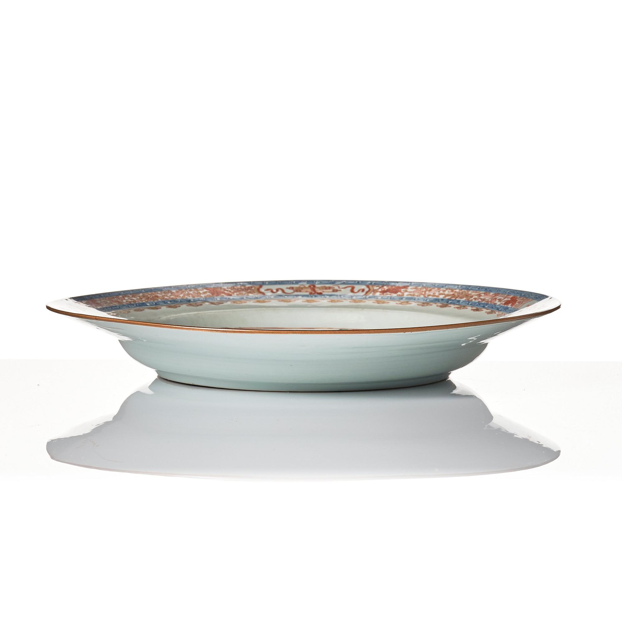 An imari verte dish and plate, Qing dynasty, early 18th Century.