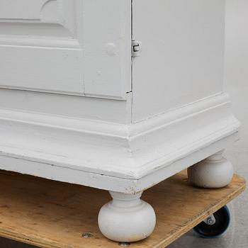 A two-part cabinet, 18th/19th century.