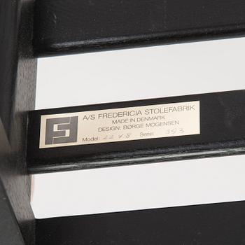 Børge Mogensen, fåtölj, "Släden 2254" samt fotpall, "248", Fredericia Stolefabrik, Danmark.